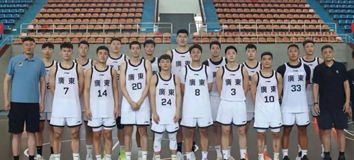 今晨那不勒斯备战欧超杯，主帅复盘细节曝光，球迷炸锅，轮换策略成焦点