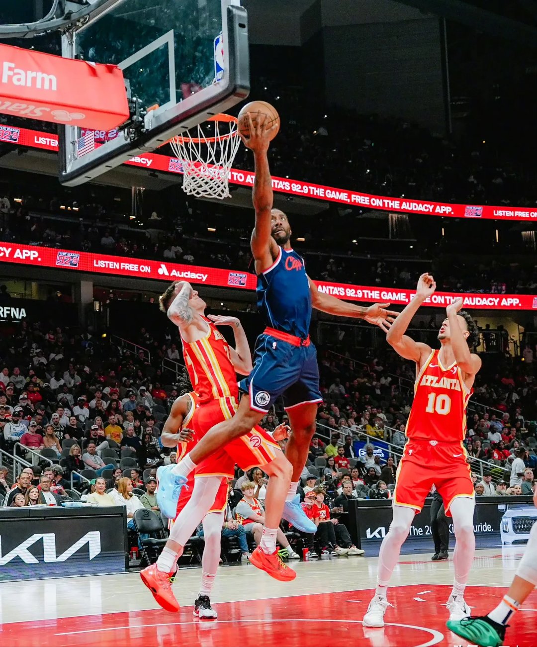 转折点洛杉矶快船强势反弹，英超加时末段攻防权衡，球迷炸锅，身体对抗强度拉满